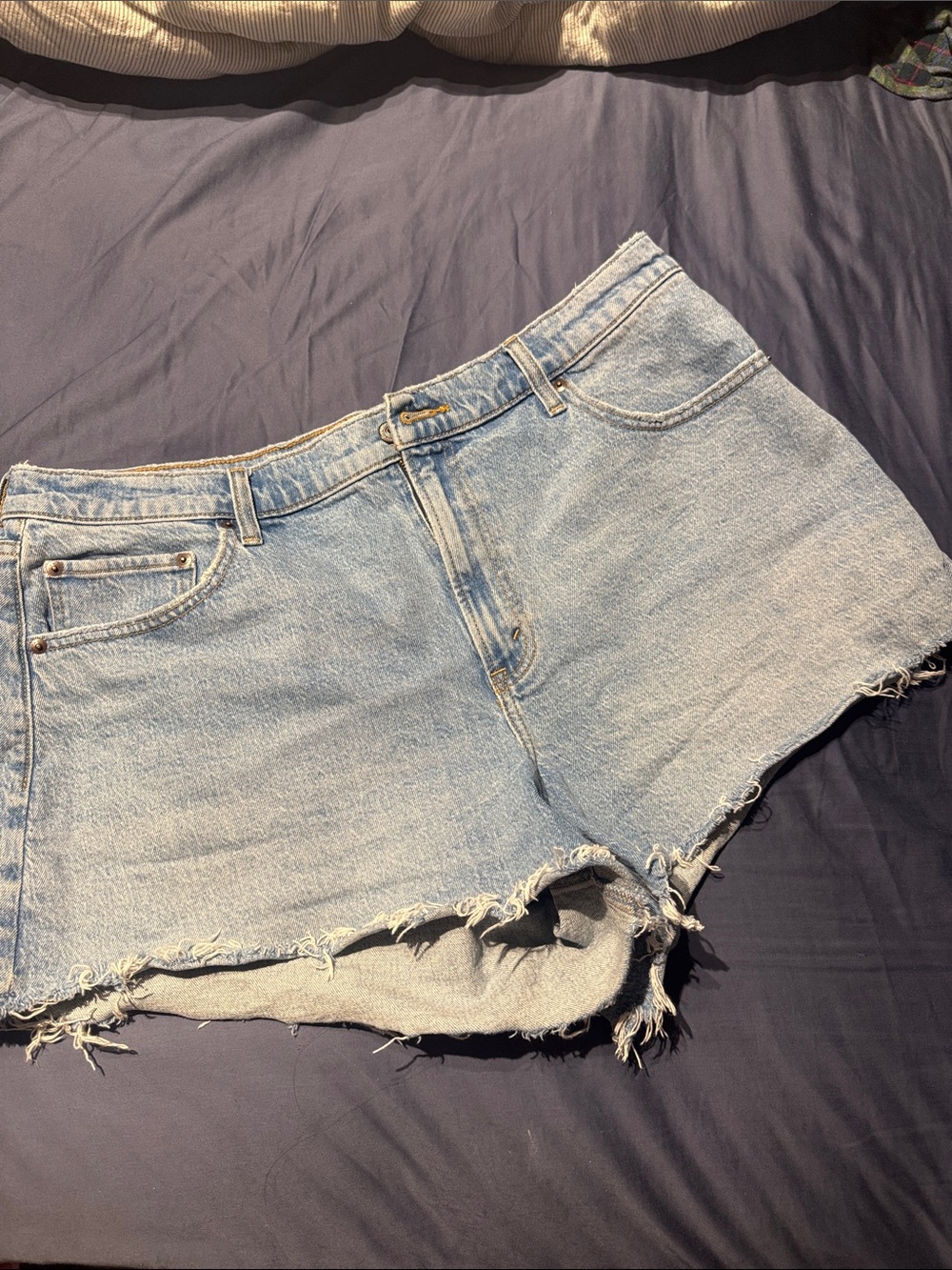 Abercrombie & Fitch Light Wash Frayed Hem Denim Shorts